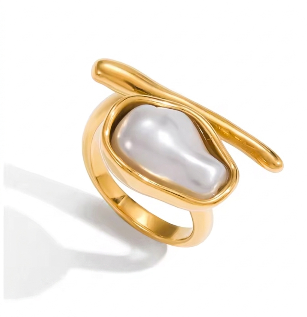 Nerina Pearl Ring – Gold Sculptural Pearl Ring