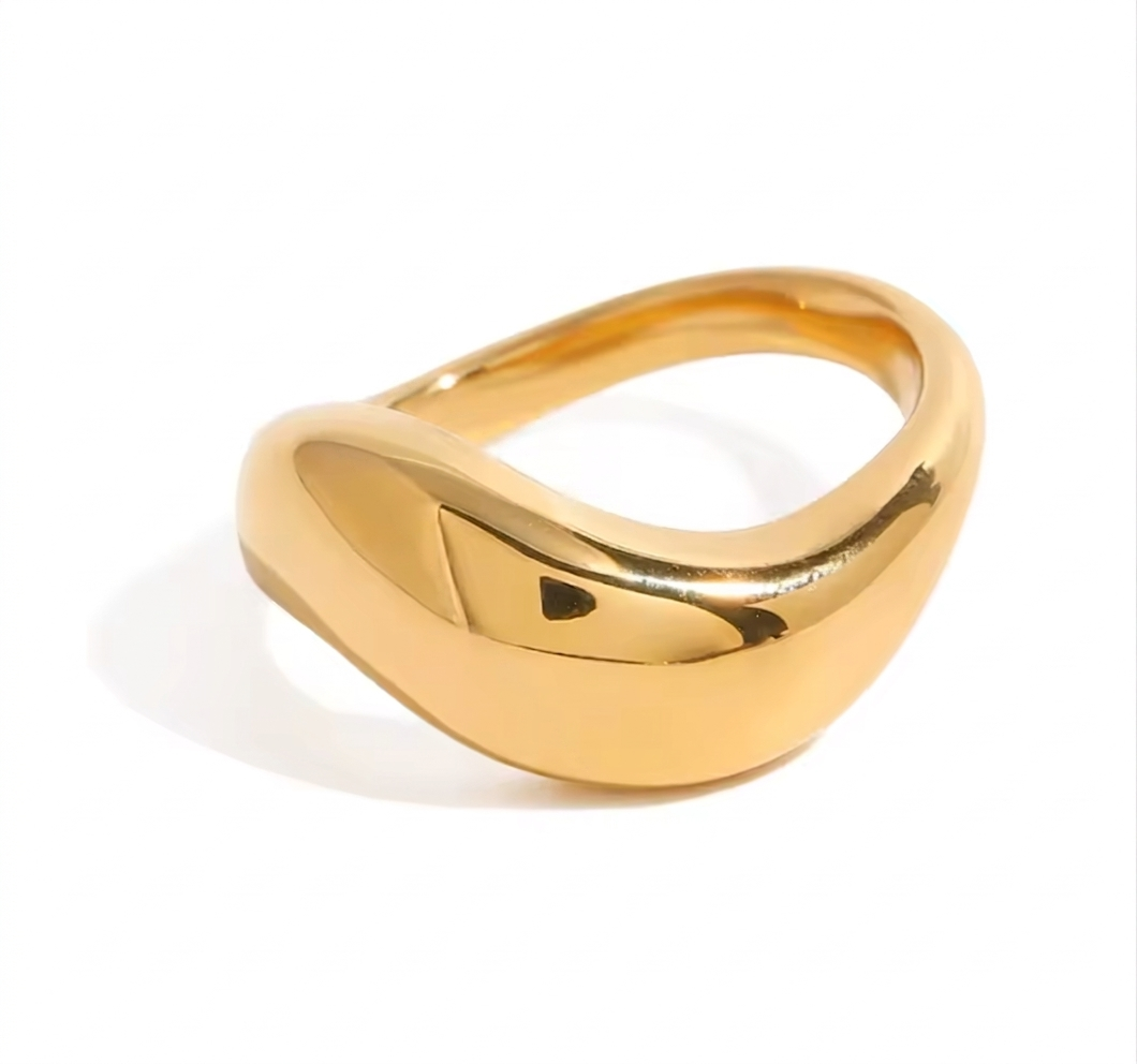 Valora Signet Ring – Gold Statement Ring